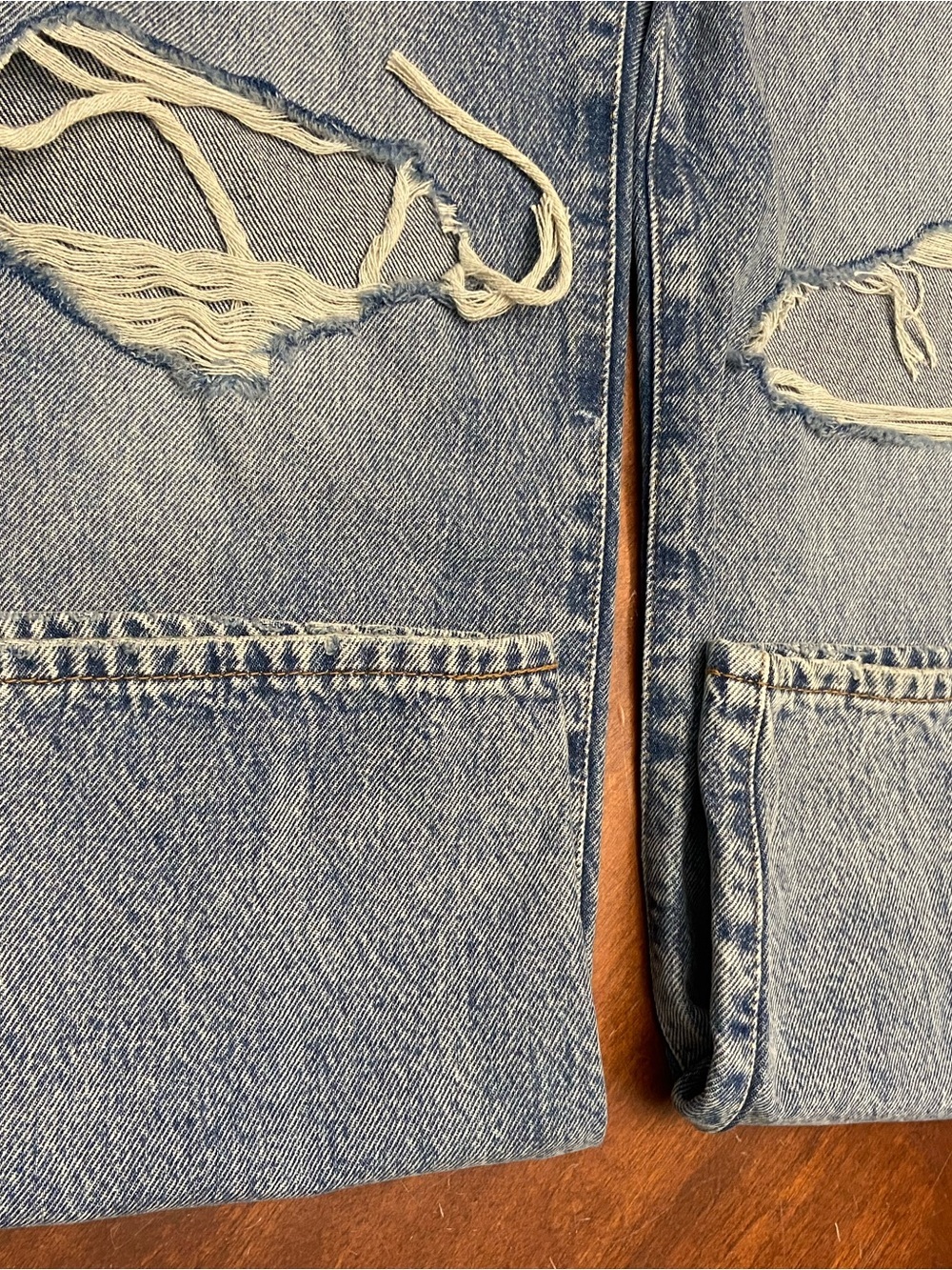 Levi's '94 ripped baggy jeans in a light blue denim wash. Size 29 - Picture 12 of 14